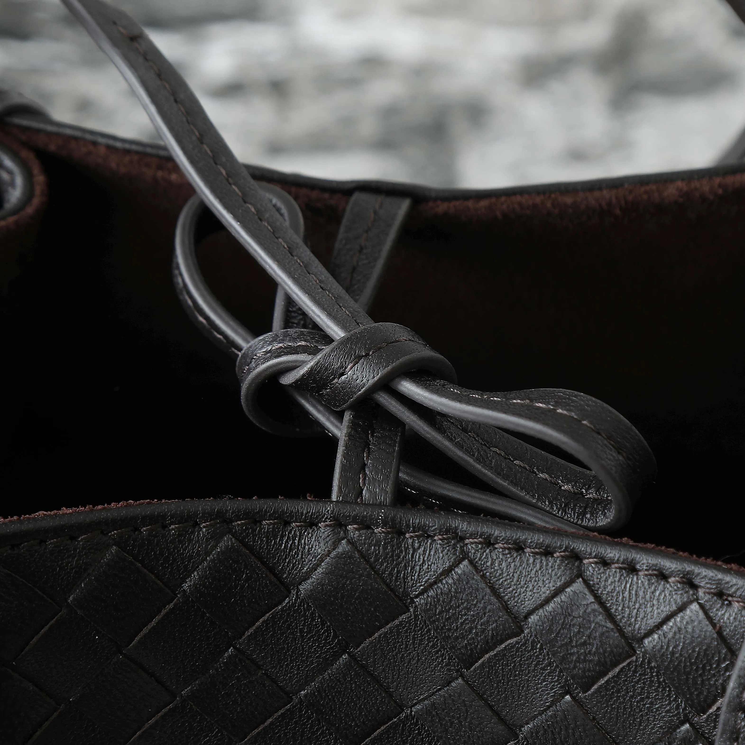 Batch 1660 BV25 spring and summer new product Mini pinacoteca two-tone surface. The weaving process is also super exquisite. Every texture is delicate and clear, and you can see the full ingenuity. 👜The bag uses 1 cm leather strips, which are purely hand-woven, highlighting the brand's craftsmanship. The inside is flipped to reveal a smooth suede lining that can be used on both sides, taking into account both fashion and practicality. 	 The small size can be worn on one shoulder or across the body, making it super versatile for daily commuting! 	 💕Fashionable ladies who like BV, come to me to get the same style~ ​Model number: 819004 ​Size: 24*15*12cm
